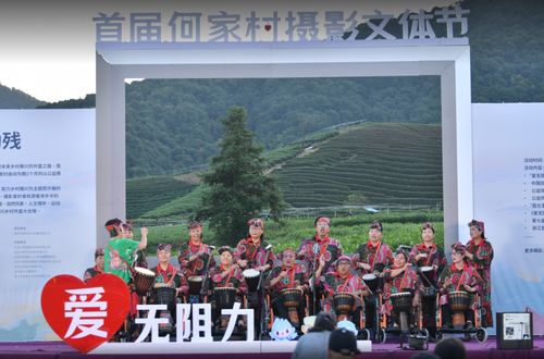 一场摄影展的布展能有多“野”？霞光里的何家村等你赏图赏风景